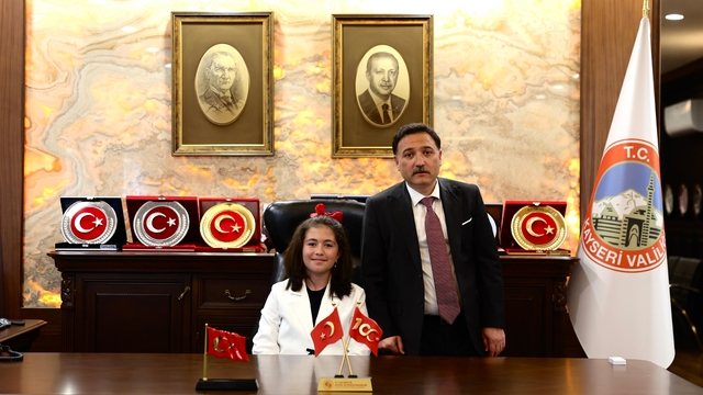 Vali koltuğuna oturan Zeynep'ten il emniyet müdürüne talimat: "Okulların çevresinde güvenliği artırın"
Vali Çiçek'in makamı 23 Nisan'da çocuklara emanet