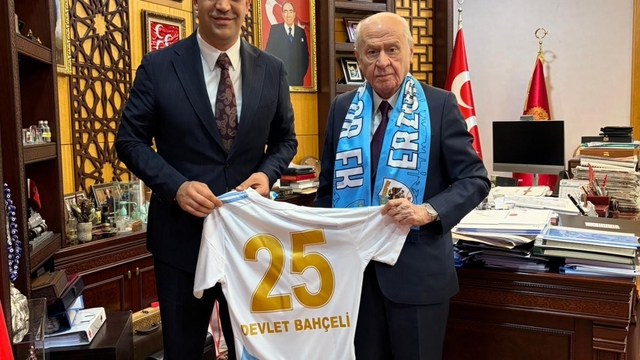MHP'li Yurdagül'den lider Bahçeli'ye şampiyonluk ziyareti: Erzurumspor forması takdim edildi