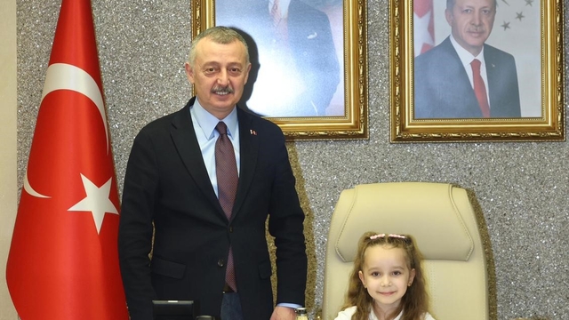 Koltuğu devralan minik başkan ilk talimatlarını verdi