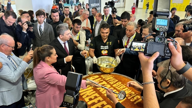 Yöresel Ürünler Fuarı YÖREX Antalya'da kapılarını açtı
Vali Şahin: "Kültürümüz bir ummandır"
ATB Başkanı Ali Çandır: "YÖREX, emeğin değer kazandığı, kültürün kimlik bulduğu, Anadolu'nun dünyaya ses verdiği bir hikayedir"
