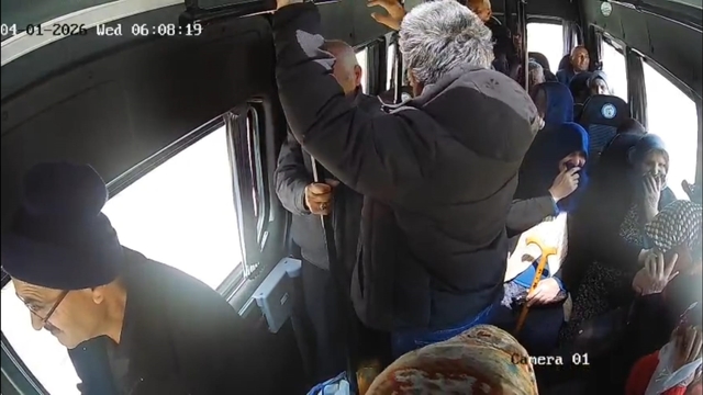 Minibüs şoförü Demet, aracında rahatsızlanan yolcuyu sağlık ekiplerine ulaştırdı