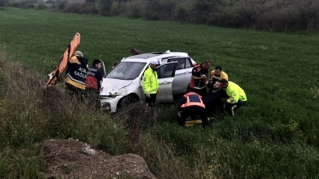 Sinop'ta tarlaya devrilen otomobildeki 3 kişi yaralandı