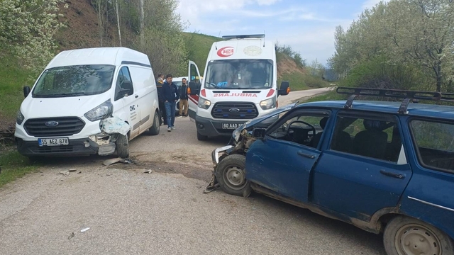 Tokat'ta minibüs ile otomobilin çarpıştığı kazada 4 kişi yaralandı