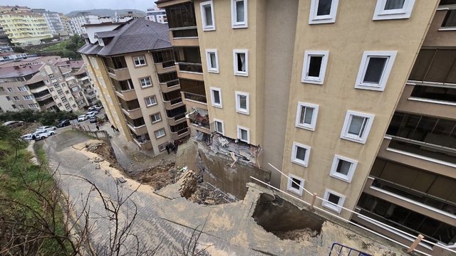 Bursa'da çöken istinat duvarı, apartmanda ve 2 araçta hasar oluşturdu