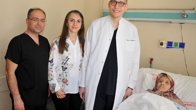 Yumurtalık kanseri teşhisi konulan hasta 12 günde sağlığına kavuştu
Karın ağrısıyla gitti, multidisipliner tedaviyle kanseri yendi