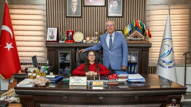 Çameli Belediye Başkanı Cengiz Arslan koltuğunu Erva'ya bıraktı