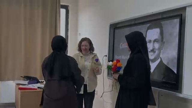Elazığ'da vefa örneği: öğrencilerden öğretmenlerine anlamlı hediye