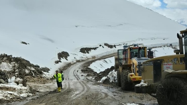 Hakkari İl Özel İdaresi ekipleri geceyi yolda geçirdi
13 iş makinesiyle zorlu hat açılıyor