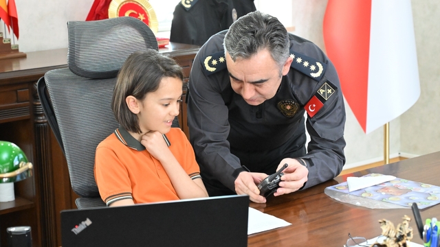 Kars'ta 23 Nisan coşkusu: İlkokul öğrencisi emniyet müdürü koltuğuna oturdu
