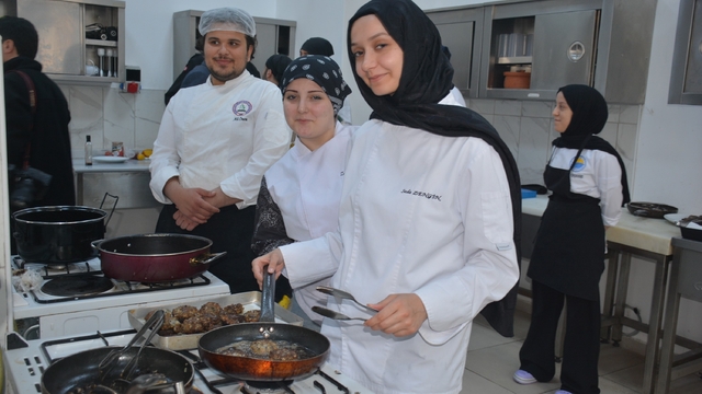 Sinop'ta üniversite öğrencilerinden "hamsi köftesi" yarışması