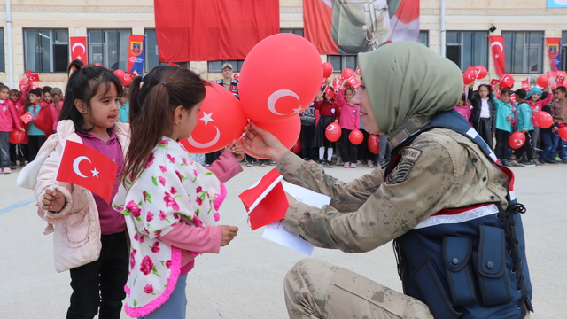 Siirt'te jandarma, köy çocuklarının bayramını etkinliklerle kutladı