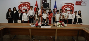 Üniversite senatosu 1 günlüğüne çocukların oldu