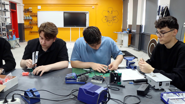 Lise öğrencileri Yunanistan'daki robot yarışmasında kategorilerinde birinci oldu