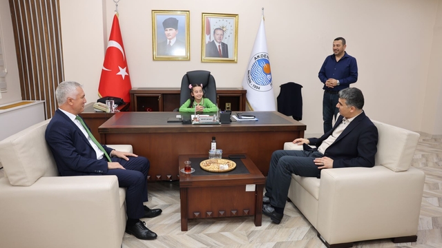 Akdeniz Belediyesinde başkanlık koltuğuna ilkokul öğrencisi oturdu