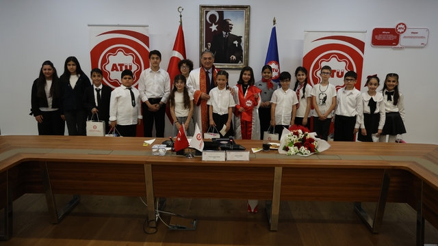 Üniversite senatosu 1 günlüğüne çocukların oldu