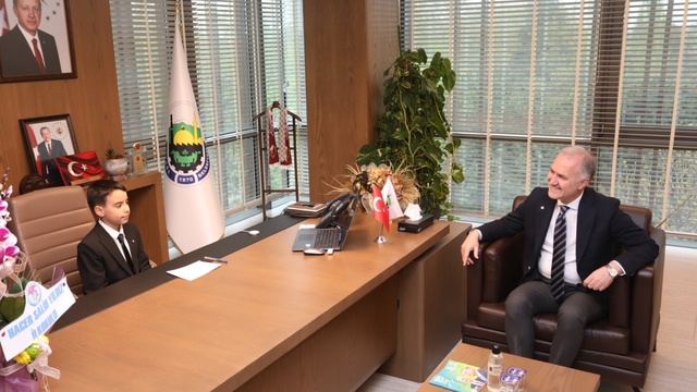 İnegöl'de başkanlık koltuğuna Umut Alp Yiğit oturdu