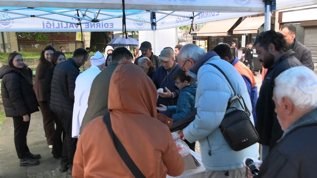 Edirne'de vatandaşlara 22 kilo Kakava kurabiyesi ikram edildi