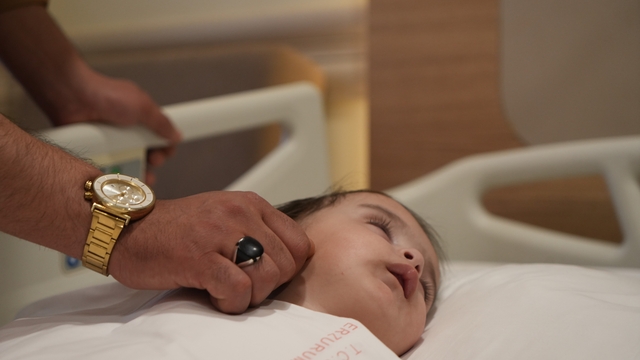 Erzurum Şehir Hastanesi'nde bir ilk: Kumsal bebek şifa buldu
Oturamadığı için getirildiği hastanede damağının yarık olduğu fark edilen Kumsal bebeğe başarılı bir operasyon gerçekleştirildi