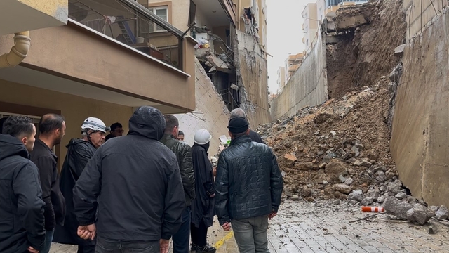 İstinat duvarı çöktü, site sakinleri deprem olduğunu sandı
Mudanya'da 8 metrelik duvarın çökmesiyle 2 blok tahliye edildi, araçlar enkaz altında kaldı