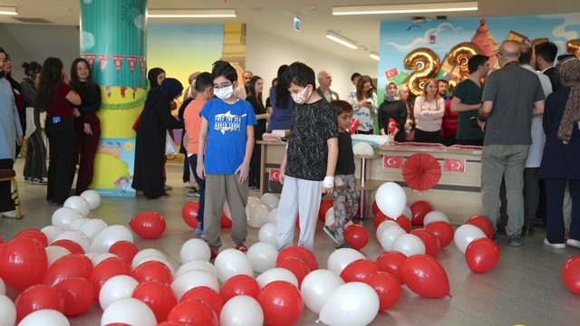 Erzurum Şehir Hastanesi'nde tedavi gören çocuklara "23 Nisan" eğlencesi yapıldı