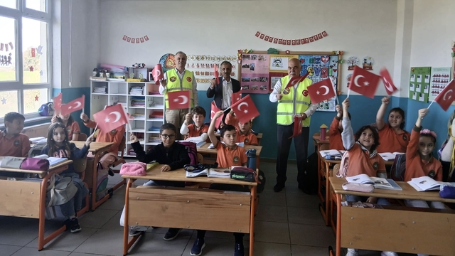 Sinop'ta THK'den öğrencilere Türk bayrağı