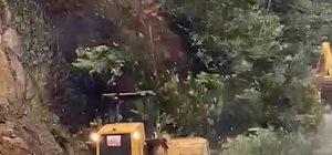 Rize'de heyelanı temizleyen iş makinesi 2. heyelandan son anda kurtuldu