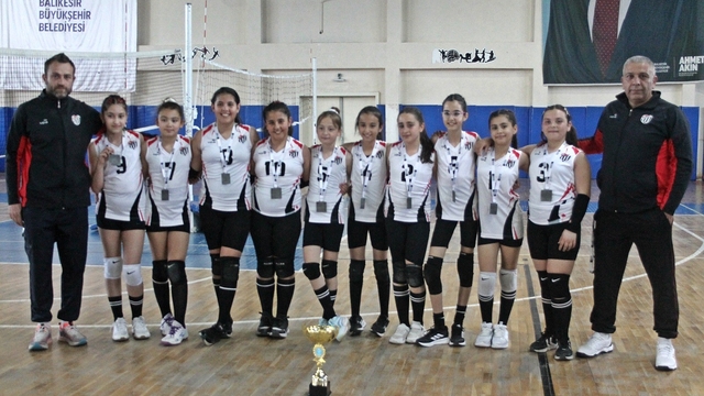 Burhaniyeli minik sporcular voleybolda birinci oldu