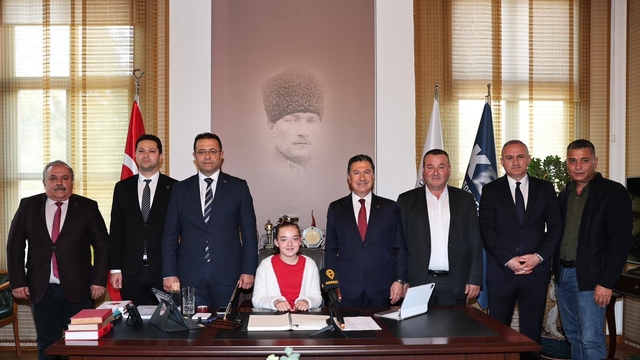Başkan Aras, koltuğunu minik Azra'ya devretti