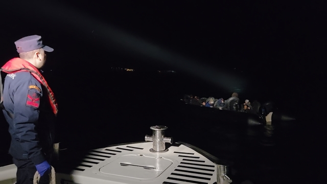 İzmir'de hareketli lastik bottaki 33 düzensiz göçmen yakalandı