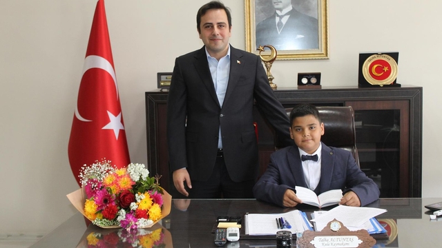 23 Nisan'da çocuklar protokol koltuklarına oturdu