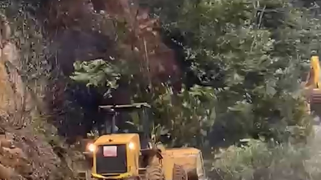 Rize'de heyelanı temizleyen iş makinesi 2. heyelandan son anda kurtuldu