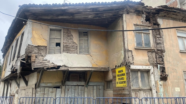 Bafra'da çökme riski taşıyan yapılar için belediyenin daha ciddi önlemler alması istendi
