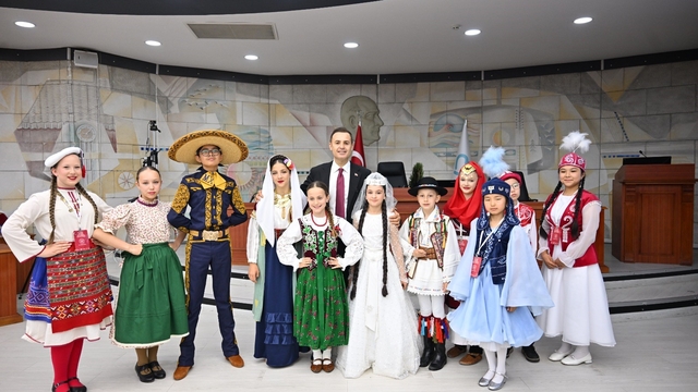 Başkan Akın, dünya çocuklarını ağırladı
Başkan Akın'dan üç dilde selamlama