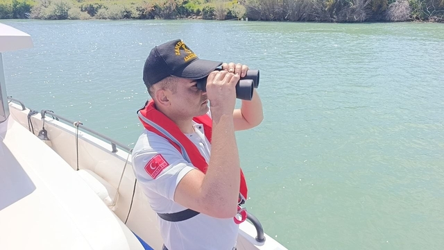 Antalya'da bir haftadır kayıp olan zabıtanın babasından gözü yaşlı 'acı' sesleniş
"Tüm serveti kumara gitti, borcu varsa çıksın gelsin, traktörüm var evimin önünde satar borcunu öderim"
Cep telefonundan son sinyalin alındığı ırmakta aranan zabıta, 8 gündür denizden, karadan ve havadan taramalarla aranıyor