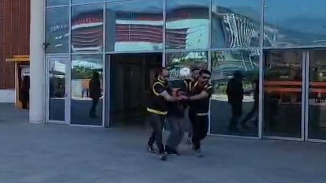 Satırla bir saatte 3 kişiyi yaraladı (2)
