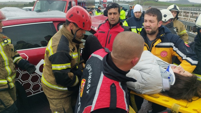 İstanbul-İzmir Otoyolunda tıra çarpan SUV tipi otomobildeki 4 kişi yaralandı