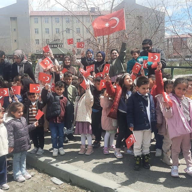 Eleşkirt'te çocuklar ilk bayramlarını aileleriyle okulda kutladılar