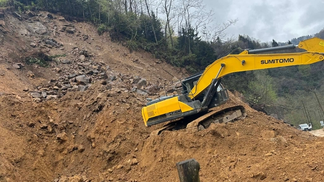 Rize'de heyelan; iş makinesi operatörü saniyelerle kurtuldu