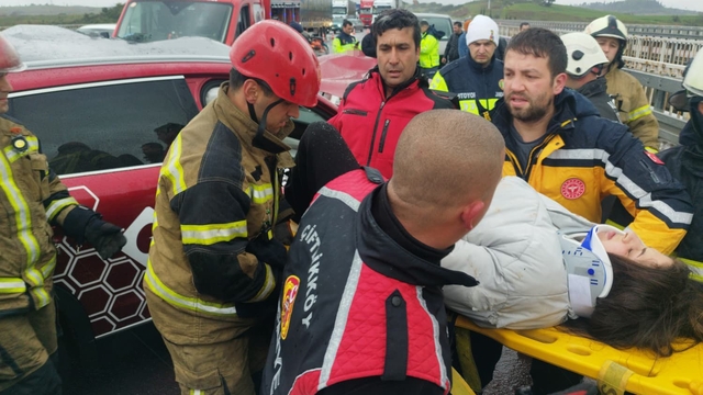Yalova'da tır otomobille çarpıştı: 4 yaralı