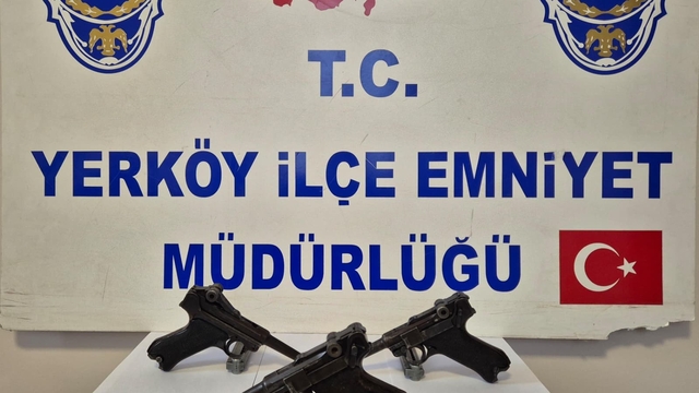 Yozgat'ta 2 şüphelinin üzerinde asırlık 3 tabanca ele geçirildi