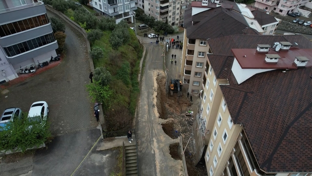 Bursa'da korkutan göçük havadan görüntülendi...Balkonlar yıkıldı, araçlar enkaz altında
Mudanya'da istinat duvarı faciasında 2 blok tahliye edildi, hasarın boyutu dronla ortaya çıktı