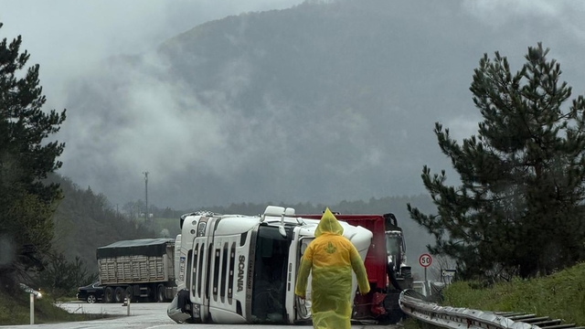 Bolu'da kömür yüklü tır, kayganlaşan yolda devrildi