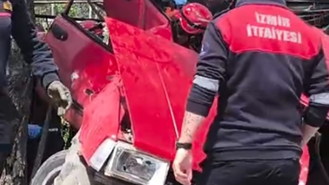 İzmir'de zincirleme kaza: 1 ölü, 3 yaralı
Kazaya neden olan sürücü olay yerinden kaçtı