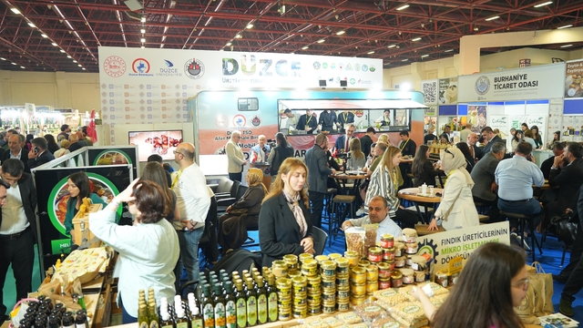 Uluslararası yöresel ürünler fuarda Düzce standına büyük ilgi
Standı ziyaret edenler Düzce'nin yöresel ürünlerini tattı