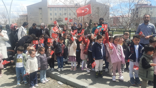 Eleşkirt'te çocuklar ilk bayramlarını aileleriyle okulda kutladılar