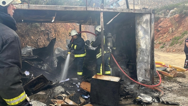 Alanya'da işçilerin kaldığı konteyner alevlere teslim oldu