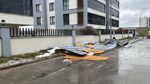 Eskişehir'de kuvvetli rüzgar çatı uçurdu; o anlar kamerada