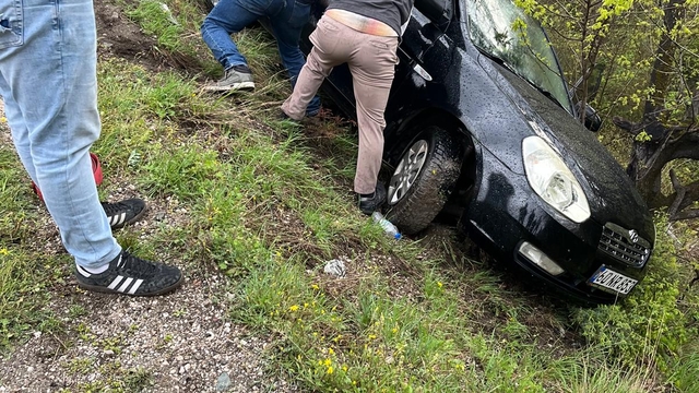 Tokat'ta şarampole devrilen otomobildeki 2 kişi yaralandı