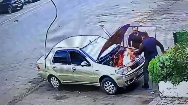 Alev alan otomobili üfleyerek söndürmeye çalıştı: O anlar kamerada
Sanayide motoru kontrol edilen otomobil birden alev aldı