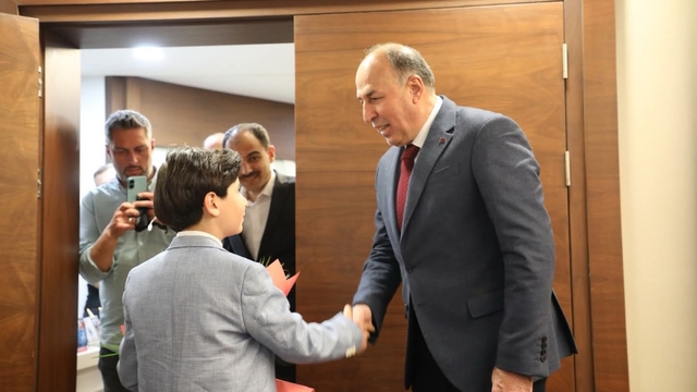 Başkan Şerif Arslan koltuğunu Harun Alp'e devretti